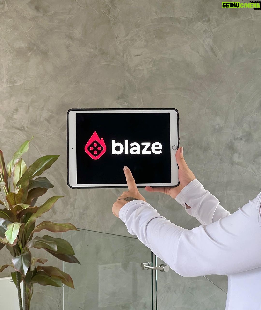 Maria Venture Instagram - tardezinha em casa com @sigablaze ✨🤍 ps: o site é somente parar maiores de 18 anos, tá? e não se esqueçam de apostar com responsabilidade.