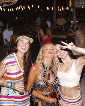 Maria Venture Instagram - se não for pra sair combinandinho eu nem namoro k 🌈♥️

@gabiweekend / @visitecuracao 
#sintavocemesmo #gabiweekend #GW23