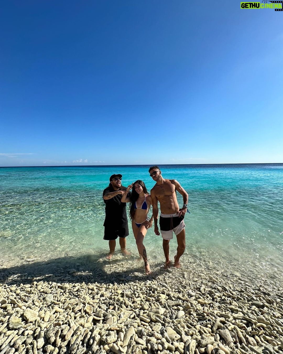 Maria Venture Instagram - a gente de novo no Caribe. de férias. do terceirão pra vida. dos galhos secos de uma árvore qualquer, onde ninguém jamais conseguirá estragar essa amizade. rs. #amigosparasempre #frasesdeamigos #naoentendialegenda #gabiweekend Curacao Caribe