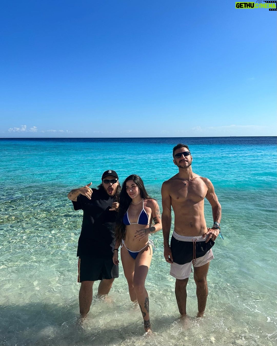 Maria Venture Instagram - a gente de novo no Caribe. de férias. do terceirão pra vida. dos galhos secos de uma árvore qualquer, onde ninguém jamais conseguirá estragar essa amizade. rs. #amigosparasempre #frasesdeamigos #naoentendialegenda #gabiweekend Curacao Caribe