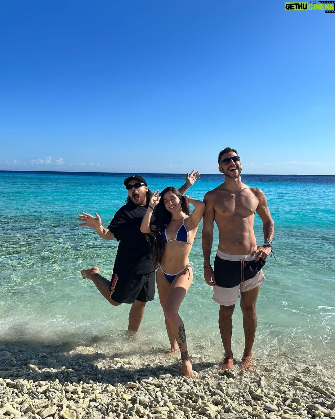 Maria Venture Instagram - a gente de novo no Caribe. de férias. do terceirão pra vida. dos galhos secos de uma árvore qualquer, onde ninguém jamais conseguirá estragar essa amizade. rs. #amigosparasempre #frasesdeamigos #naoentendialegenda #gabiweekend Curacao Caribe
