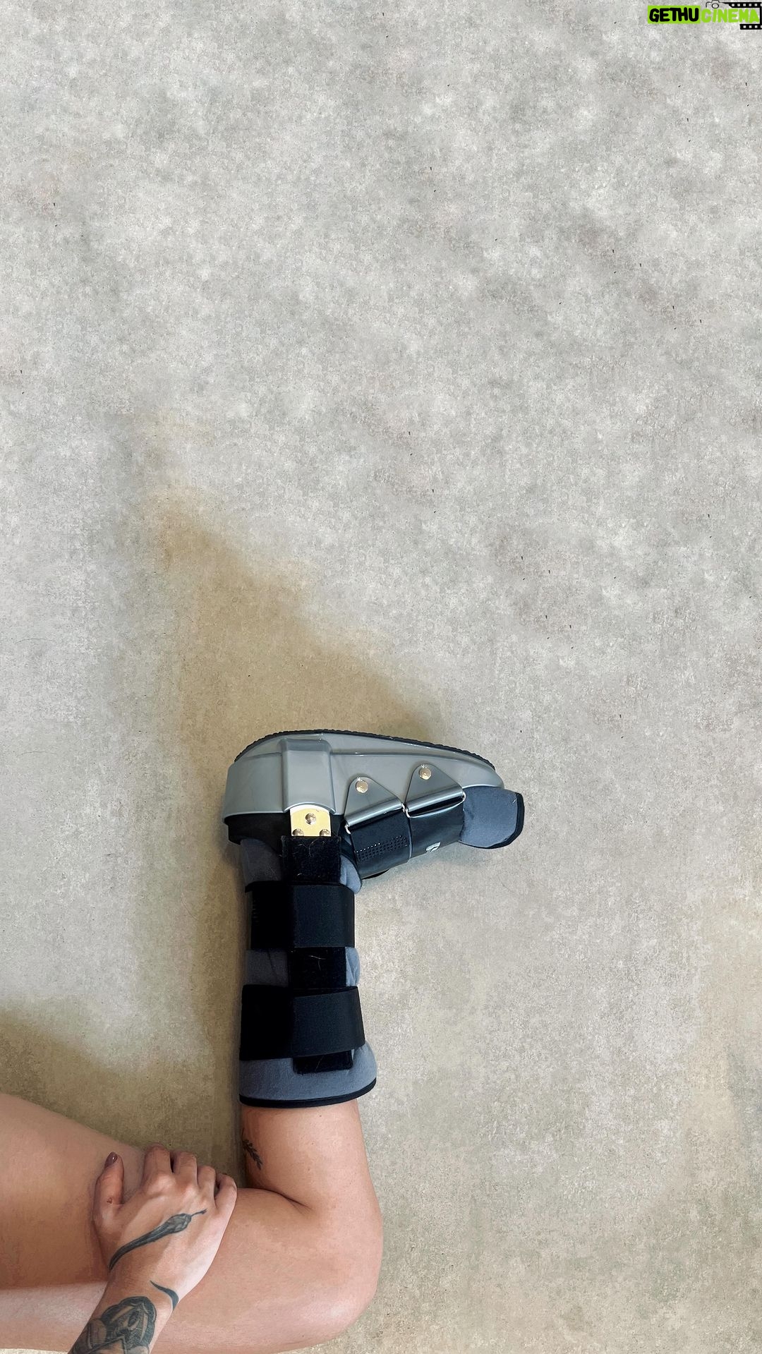 Maria Venture Instagram - e foi assim que torci meu pé 🤡
