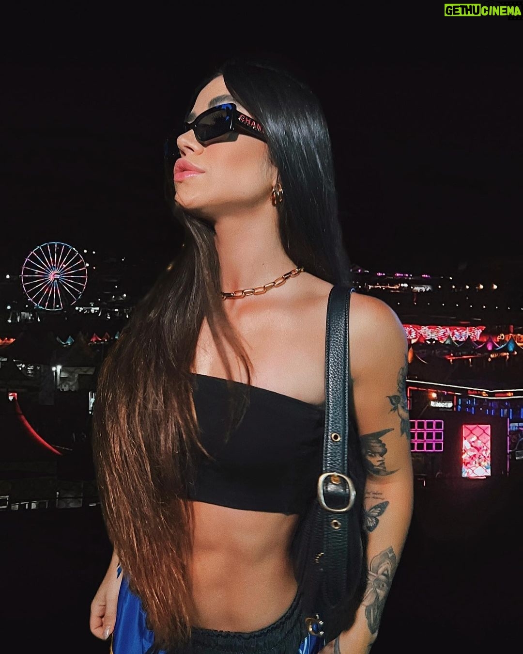 Maria Venture Instagram - ontem foi dia de lolla aaaa 👽🎡 thanks @uggbr Lollapalooza Brasil