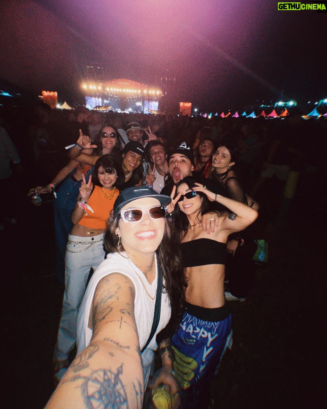 Maria Venture Instagram - ontem foi dia de lolla aaaa 👽🎡 thanks @uggbr Lollapalooza Brasil
