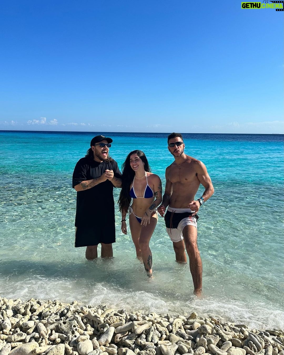 Maria Venture Instagram - a gente de novo no Caribe. de férias. do terceirão pra vida. dos galhos secos de uma árvore qualquer, onde ninguém jamais conseguirá estragar essa amizade. rs. #amigosparasempre #frasesdeamigos #naoentendialegenda #gabiweekend Curacao Caribe