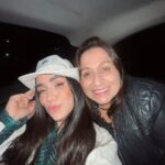 Maria Venture Instagram - sai do masoquista Maria hahahahahhaha primeira vez da minha mãe assistindo um show da norinha dela ♥️