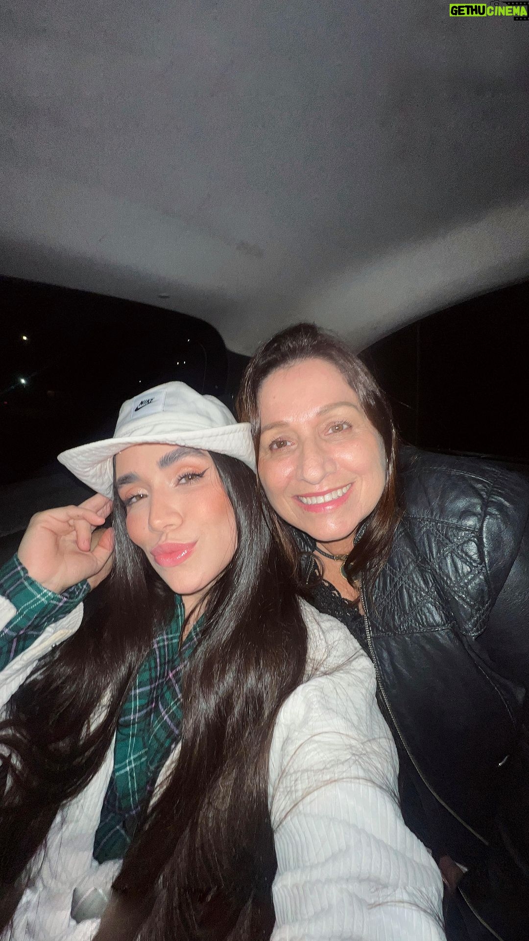Maria Venture Instagram - sai do masoquista Maria hahahahahhaha primeira vez da minha mãe assistindo um show da norinha dela ♥️