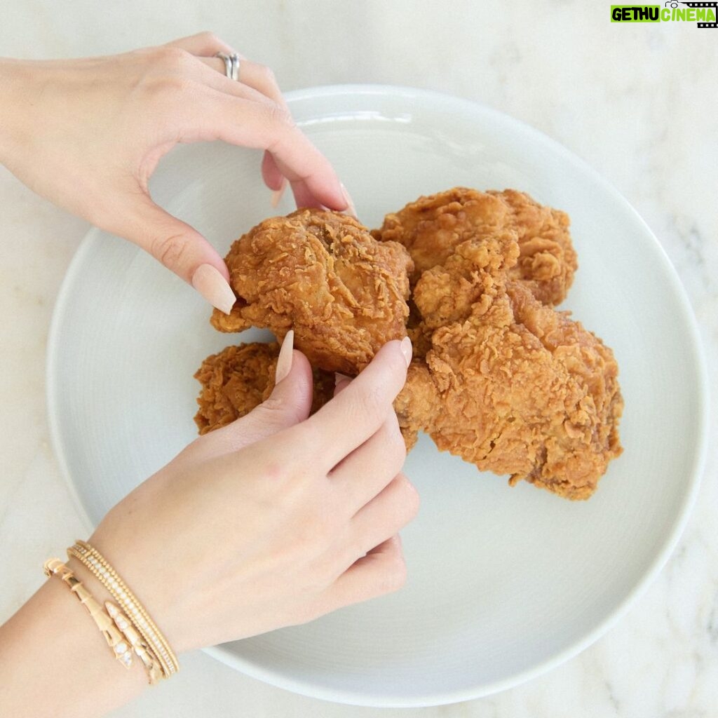 Marian Rivera Instagram - Dinner time 🥰 Nakapag Chicken Mcdo na ba ang lahat? Much juicier - Much Crispier haaay so much in ♥️ #LovekoChickenMcdo @mcdo_ph