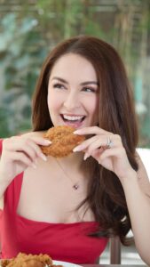Marian Rivera Instagram - Beyond thrilled to share that our McDo TVC is finally out! Yaaay ♥️ Wer na u? 😍 #ParamiNangParami ang in love sa much malaki! #LovekoChickenMcDo 🍗 @mcdo_ph