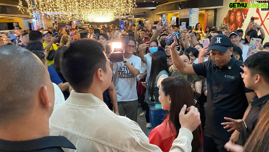 Marian Rivera Instagram - Mainit ang FIRST DAY NG #MMFF2023 sa SM Megamall! 🔥🔥💚💚 Maraming salamat sa pagpapadama ng greatest love niyo para sa #RewindMMFF ngayong Pasko! 🤗🎄⏪ #RewindNowShowing in cinemas nationwide! #MMFF2023
