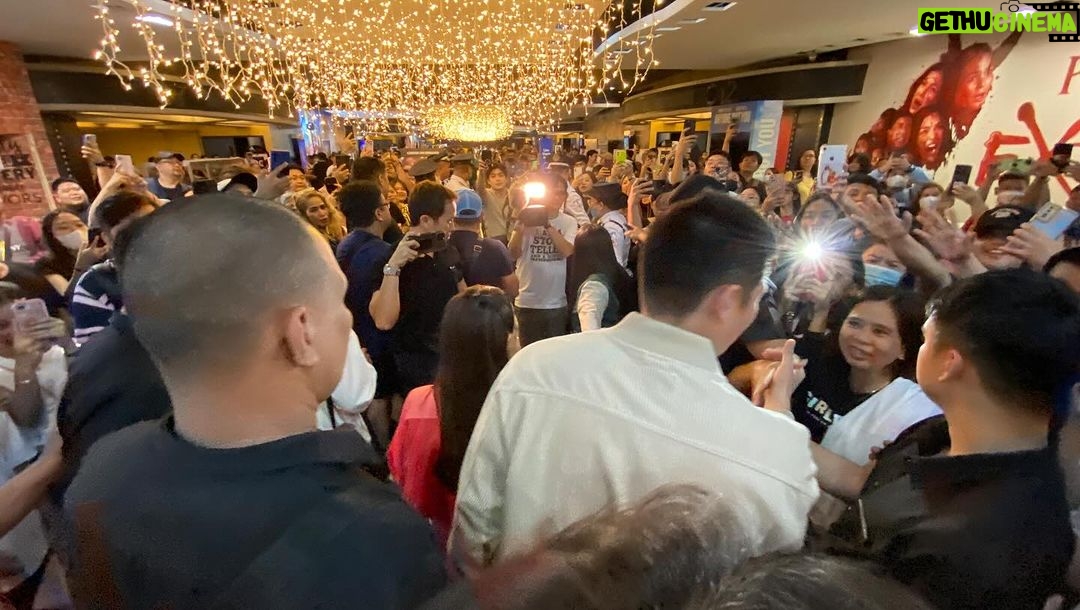 Marian Rivera Instagram - Mainit ang FIRST DAY NG #MMFF2023 sa SM Megamall! 🔥🔥💚💚 Maraming salamat sa pagpapadama ng greatest love niyo para sa #RewindMMFF ngayong Pasko! 🤗🎄⏪ #RewindNowShowing in cinemas nationwide! #MMFF2023