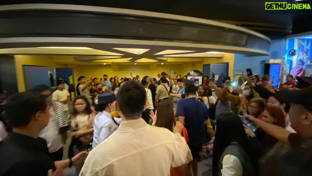 Marian Rivera Instagram - Mainit ang FIRST DAY NG #MMFF2023 sa SM Megamall! 🔥🔥💚💚 Maraming salamat sa pagpapadama ng greatest love niyo para sa #RewindMMFF ngayong Pasko! 🤗🎄⏪ #RewindNowShowing in cinemas nationwide! #MMFF2023