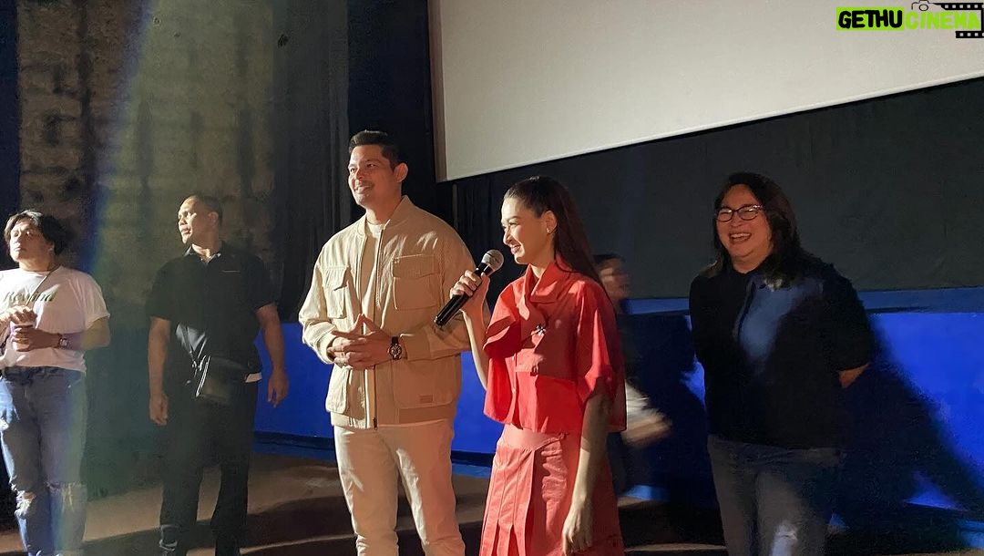 Marian Rivera Instagram - Mainit ang FIRST DAY NG #MMFF2023 sa SM Megamall! 🔥🔥💚💚 Maraming salamat sa pagpapadama ng greatest love niyo para sa #RewindMMFF ngayong Pasko! 🤗🎄⏪ #RewindNowShowing in cinemas nationwide! #MMFF2023