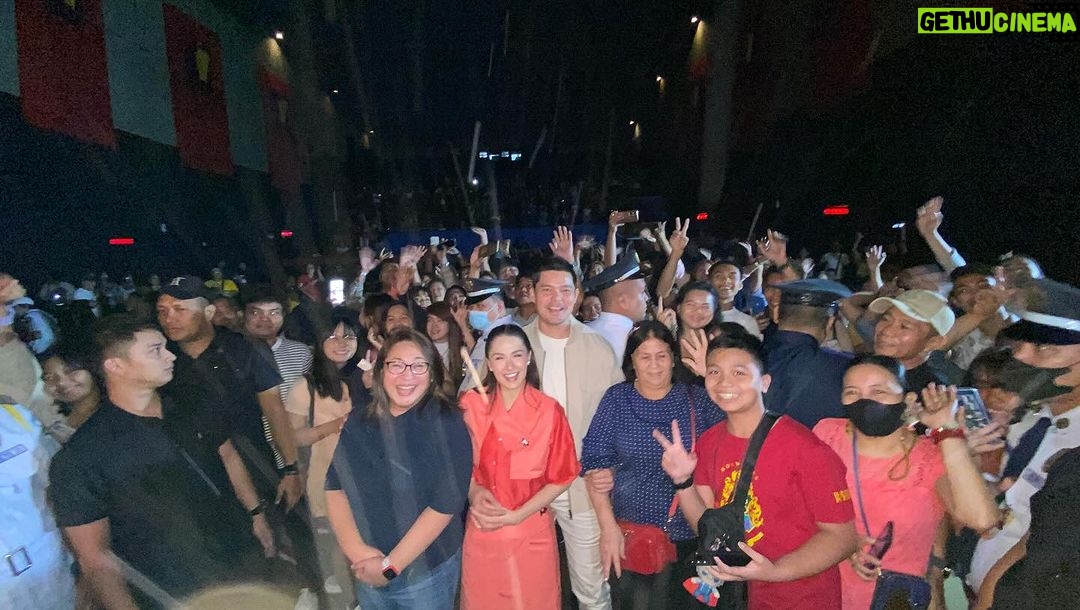 Marian Rivera Instagram - Mainit ang FIRST DAY NG #MMFF2023 sa SM Megamall! 🔥🔥💚💚 Maraming salamat sa pagpapadama ng greatest love niyo para sa #RewindMMFF ngayong Pasko! 🤗🎄⏪ #RewindNowShowing in cinemas nationwide! #MMFF2023