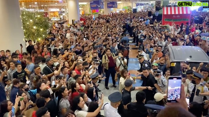 Marian Rivera Instagram - DAMANG-DAMA NAMIN ANG GREATEST LOVE NG DASMA! 💚🔥 Punong-puno ang bawat floor ng SM City Dasmariñas ng mga excited na para sa #RewindExperience! Unahin nang mag-REWIND with your greatest love ngayong Pasko sa #MMFF2023! 🎄⏪ #RewindMMFF #RewindInDasmariñas