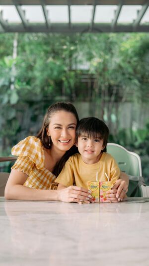 Marian Rivera Instagram - Guessing game with Sixto! Aba super patok sa kanya ang flavors ng New #NIDONutrisnax 💛 At super patok din for me kasi it’s made with REAL MILK, FRUITS and VEGGIES! 🍌🥕🍓#1Moms try na this NEW NUTRITIOUS SNACK for your #1Toddler 💛  Available in 2 yummy flavors - Strawberry - Carrot 🍓🥕and Banana - Carrot 🍌🥕.