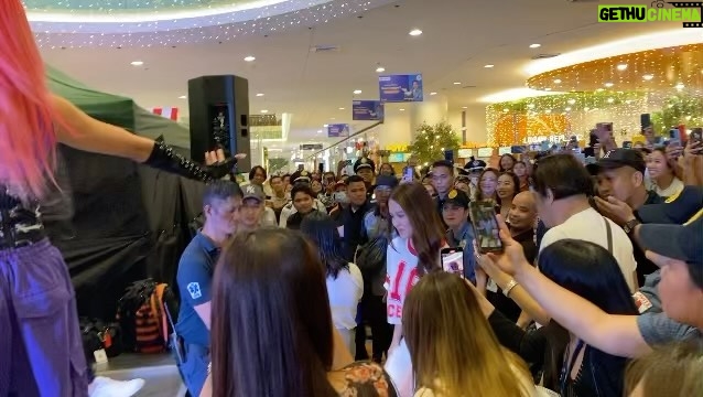 Marian Rivera Instagram - Nadama na ng mga taga-Dasma ang #RewindExperience! 🔥💚 Maraming salamat sa pagsama sa cast ng #RewindMMFF sa #RewindInDasmariñas Motorcade and Mall Show sa SM City Dasmariñas! Unahing mag-REWIND with your greatest love sa #MMFF2023, NGAYONG PASKO NA! 🎄