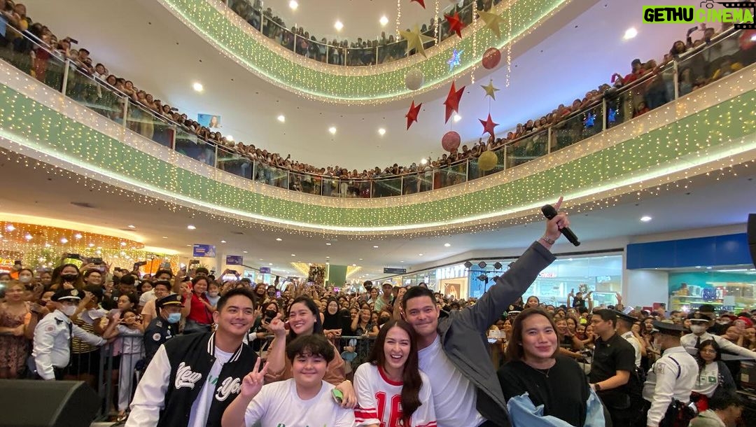 Marian Rivera Instagram - Nadama na ng mga taga-Dasma ang #RewindExperience! 🔥💚 Maraming salamat sa pagsama sa cast ng #RewindMMFF sa #RewindInDasmariñas Motorcade and Mall Show sa SM City Dasmariñas! Unahing mag-REWIND with your greatest love sa #MMFF2023, NGAYONG PASKO NA! 🎄