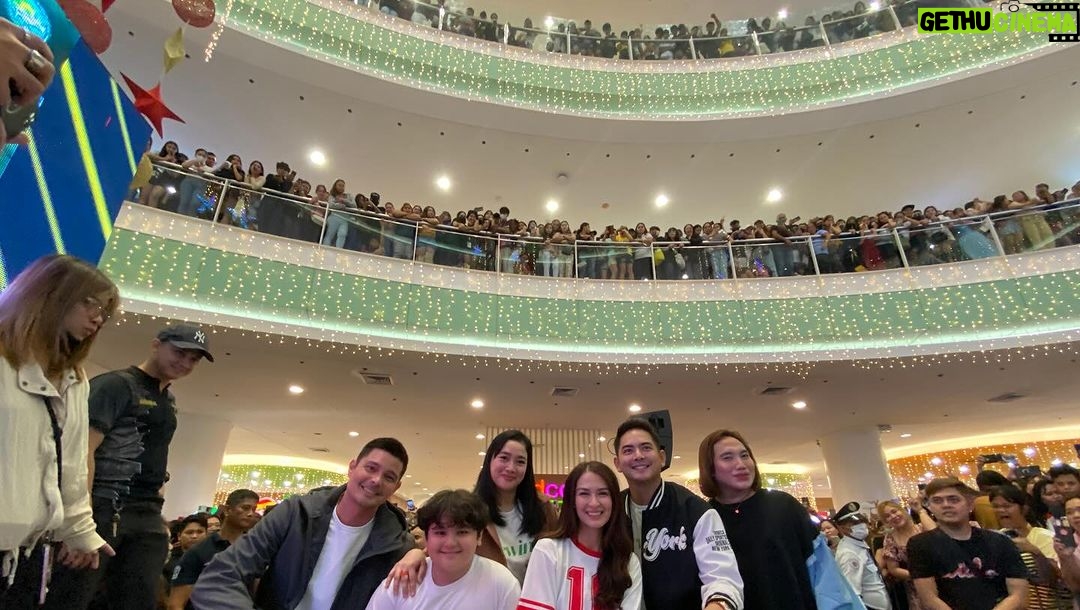 Marian Rivera Instagram - Nadama na ng mga taga-Dasma ang #RewindExperience! 🔥💚 Maraming salamat sa pagsama sa cast ng #RewindMMFF sa #RewindInDasmariñas Motorcade and Mall Show sa SM City Dasmariñas! Unahing mag-REWIND with your greatest love sa #MMFF2023, NGAYONG PASKO NA! 🎄