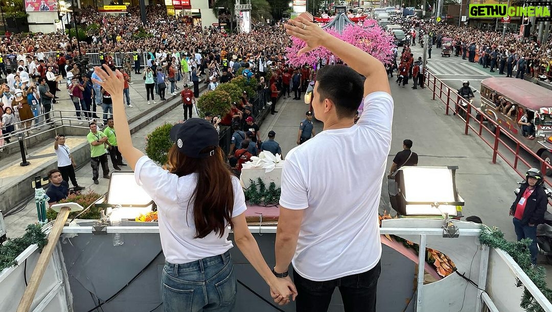 Marian Rivera Instagram - DAMANG-DAMA NAMIN ANG INYONG GREATEST LOVE NA MASARAP I-REWIND! π Maraming salamat sa pakikisaya sa #RewindMMFF cast sa #MMFF2023 Parade of Stars! π« Kitakits ulit sa December 25! Unahing mag-REWIND with your loved ones sa #MMFF2023! πβͺ