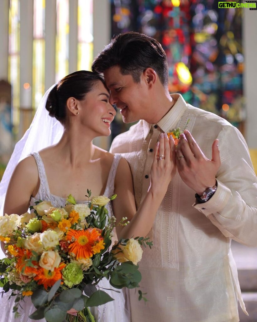 Marian Rivera Instagram - Happy 9th Wedding Anniversary to our real-life John and Mary, Dingdong Dantes and Marian Rivera! 💚⏪ Be part of their great love story in #RewindMMFF—NOW SHOWING in MORE CINEMAS NATIONWIDE! 📷 Marvin Cawis #RewindNowShowing #MMFF2023
