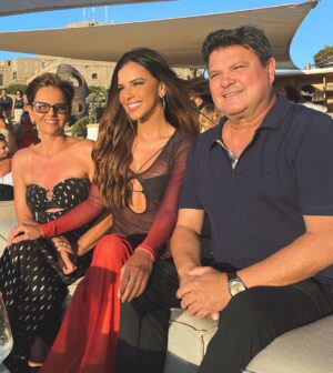 Mariana Rios Instagram - Meus pais me levaram pra conhecer o mar quando fiz 3 anos.
Eles sempre contam que ao colocar o pé na areia eu disse: A piscinaaaaa! 
Saímos de Araxá para Iriri no Espírito Santo. Mais ou menos 10 horas de carro.
Hoje sou eu quem os leva pra ver o mar.
Que privilégio poder viver isso.
Fui uma criança que cresceu com a necessidade de preencher o vazio causado pela partida precoce do meu irmão.
Não que isso me era imposto.
Mas quando se tem uma perda dessas no centro familiar, a estrutura se abalada totalmente.
Com o tempo eu entendi, que jamais taparia esse buraco chamado saudade.
Que ele estaria ali pelo resto de nossas vidas e que de alguma forma precisaríamos ressignificar.
Buscar nos fortalecer.
Acredito que somente o amor é capaz disso.
O amor transforma qualquer revolta em entendimento.
Qualquer dor em compreensão.
O amor pelo outro, mas também, o amor por nós mesmos.
Nós três, 35 anos depois.
Essa viagem de agora é diferente, especial!
Porque não existe um trabalho envolvido como outras tantas vezes, nem algum tipo de divulgação.
Essa viagem reflete a adolescente que antes de sair de casa com 17 anos, olhou nos olhos deles e disse: confiem em mim.
Confiem nas minhas escolhas.
E sei como foi difícil para os dois.
Todas as perdas que tivemos ao longo da vida, as dores que sentimos, o aprendizado precoce, estavam ali, dentro de seus olhos.
Mas isso não fez com que eles me colocassem embaixo de suas asas, impedindo com que eu voasse com as minhas próprias.
Muito pelo contrário.
Alçamos cada voo juntos diante a tantas conquistas.
E hoje vejo que não importa se estou na praia de Iriri, na represa perto de Araxá, ou num lugar do outro lado do mundo.
Continuo sendo a mesma menina da segunda foto, que apoia as duas mãos em seus pais buscando segurança e proteção.
Sou a mesma criança que brinca, que tem seus medos, mas que se joga no balanço da vida.
A vida ensina, ensina muito.
Aprendi porque prestei atenção em tudo.
Hoje eu quero agradecer a tantas bênçãos que Deus me deu.
E continuar a promessa que fiz a meus pais quando saí de casa: Jamais deixarei de ser eu.

Mariana Rios