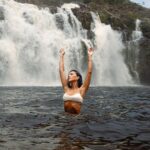 Mariana Rios Instagram - Um banho com o poder da natureza é a chave para revigorar nossas energias. Com a linha Essências do Brasil por @luxbotanicals, Dama-da-noite, cada momento no banho se transforma em um ritual de bem-estar e restauração, nos envolvendo em cheiros e sensações que capturam a essência da nossa brasilidade na pele. #Publi #BanhoDeNatureza #EssênciasDoBrasil