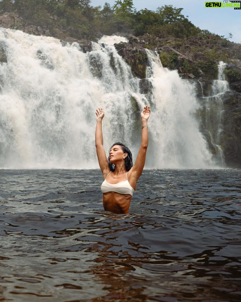Mariana Rios Instagram - Um banho com o poder da natureza é a chave para revigorar nossas energias. Com a linha Essências do Brasil por @luxbotanicals, Dama-da-noite, cada momento no banho se transforma em um ritual de bem-estar e restauração, nos envolvendo em cheiros e sensações que capturam a essência da nossa brasilidade na pele. #Publi #BanhoDeNatureza #EssênciasDoBrasil