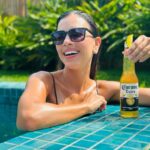 Mariana Rios Instagram - 2023 foi uma ano de muito aprendizado. Acredito que não só eu, mas muitos aqui sentiram uma transformação significativa no que ano que passou. Consegui me conectar mais ainda com minha essência e com tudo que desejo viver de agora em diante. Viajei bastante, trabalhei em projetos que me fizeram crescer e me entreguei a todos os momentos como se fossem os últimos. E aproveitar cada um deles me renovou no decorrer do ano. Sempre dividi com vocês aqui uma vida baseada no equilíbrio. E estar com amigos, família, cantando, dançando e aproveitando a felicidade e o privilégio de ter esses momentos, me faz querer repetir cada um deles. E lógico, eu e minha @coronabrasil ! Sempre! E é isso que espero de 2024! Muitos momentos vivendo a vida aqui do lado de fora. #Avidaéaquifora #BebaComModeração #publicidade