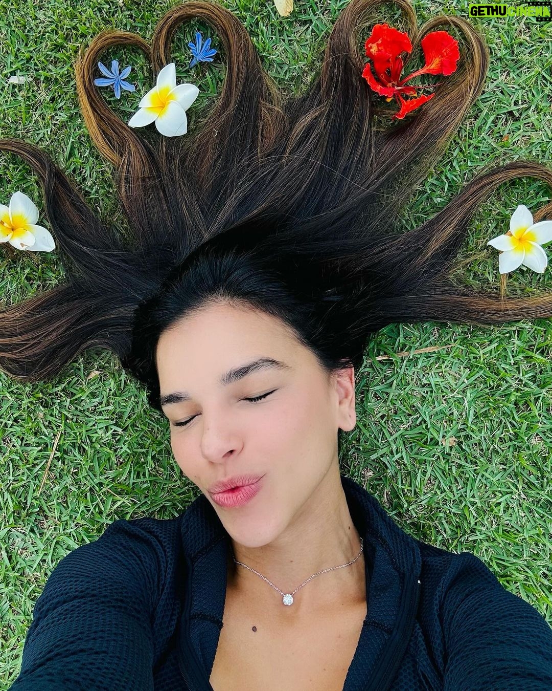 Mariana Rios Instagram - Em muito choro me afoguei. Fui afundando sem sentir. Imergi Naufraguei Meu eu em ti. Ao te buscar não encontrei, E no escuro eu me vi. Arrisquei e omiti Meu eu em ti. Peguei no sono e sonhei, E ao achar que eu te vi. Acordei, Procurei Meu eu em ti. Saí depressa sem temer Não mais podia desistir Respirei Encarei Meu eu em ti. De tão perdida me encontrei. Por não saber aonde ir, olhei em volta e enfim achei: Meu eu em mim. Mariana Rios