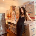 Mariana Rios Instagram - Ao fechar um ciclo, imediatamente começamos um outro. As vezes ficamos tão apegados as nuvens que se formam no céu, que esquecemos de abrir a janela do avião depois da decolagem. Lá no alto, é que observamos o lindo tapete de algodão visto de cima, o céu mais azul do que nunca, o sol irradiando sua beleza. Assim também é a vida! Às vezes transformamos um problema em um céu cheio de nuvens, não enxergando o que está por vir. A plenitude só é sentida por aqueles que não tem medo de alçar voos mais altos, de enfrentar os desafios com a mesma força que a decolagem de um avião exige. Não se contente em olhar somente para um palmo acima do seu eixo. Olhe além! Melhor do que ter medo, é confiar na beleza do desconhecido! Mariana Rios São Paulo, Brazil