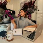 Mariana Rios Instagram - O mundo está emburrecendo! Pesquisas apontam que, a cada ano que passa, o ser humano fica menos inteligente enquanto as maquinas ganham o poder de raciocinar e aprender. A queda na educação mundial, falta de leitura e recentemente o tempo exagerado na navegação no ambiente online, preocupa a situação quando a questão é nossa parte intelectual. Estamos cada vez mais atrofiando nosso cérebro por falta de desafios mentais. Um estudo feito pela BBC diz: “Observou-se que o tempo gasto em frente a uma tela para fins recreativos atrasa a maturação anatômica e funcional do cérebro em várias redes cognitivas relacionadas à linguagem e à atenção. Envolver as crianças é importante. Elas precisam ser informadas de que as telas danificam o cérebro, prejudicam o sono, interferem na aquisição da linguagem, enfraquecem o desempenho acadêmico, prejudicam a concentração, aumentam o risco de obesidade, etc. Alguns estudos mostram que é mais fácil para crianças e adolescentes seguirem as regras sobre telas quando sua razão de ser é explicada e discutida com eles. A partir daí, a ideia geral é simples: em qualquer idade, o mínimo é o melhor.” Essa foto postada foi tirada ha 4 anos quando eu escrevia meu primeiro livro. Me encontro da mesma forma agora: a mesa cheia de textos, o computador ligado, livros ao lado e uma cabeça buscando por conhecimento. Eu não fui sempre assim, muito pelo contrário. Sinto que com o passar dos anos tenho aprimorado minha parte intelectual buscando estudar e aprofundar em diferentes áreas. Mas ninguém pediu pra que assim eu o fizesse. Essa foi uma escolha e intenção totalmente minha. A sede por conhecimento foi se estabelecendo a partir do momento em que comecei a conviver com pessoas que estavam no mesmo propósito. Isso acabou por me incentivar. Mas também compreendi que eu poderia também ser meu próprio incentivo. E fui fazendo por mim. Quanto mais aprendo, mais escrevo, mais aumento o vocabulário e repertório dentro do assunto que desejo desenvolver. Continua …..