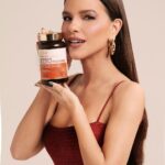 Mariana Rios Instagram – Nesse mês de Outubro Rosa, lembramos da importância do autocuidado feminino. Cuidar de nossa saúde e bem-estar é um gesto de amor próprio, é reconhecer que merecemos o melhor. O Goalmy Women Mult – Tangerine da TrustFuel é meu aliado nessa jornada, um gummy que contribui para a manutenção da beleza e da saúde da pele. Com vitaminas essenciais como a Vitamina A, que auxilia na visão e na imunidade, a Vitamina B6, que apoia o metabolismo energético, a Biotina, que cuida do cabelo e da pele, e a Vitamina B12, que auxilia na divisão celular. Além disso, ele é uma fonte de cromo, que ajuda no metabolismo de proteínas e gorduras. Sem açúcares, sem glúten e sem lactose, porque merecemos o melhor. 
O autocuidado é um ato de amor e respeito por nós mesmas. Cuide de você, cuide com TrustFuel. 
@trustfuelhealthnutrition 
#publi