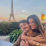 Mariana Rios Instagram - As vezes um simples olhar te traz certezas que o momento presente não consegue explicar. Passa o tempo… Passam pessoas… Passa a vida! E quando você menos espera, os olhares se reencontram com tanta intensidade que se perdem… Em risos, em troca, em todos os sentimentos que só o mergulho profundo entende. A raridade dos verdadeiros encontros se dá pela primeira troca de olhar. O que o coração sente, os olhos não mentem. MR ❤️