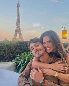 Mariana Rios Instagram - As vezes um simples olhar te traz certezas que o momento presente não consegue explicar. Passa o tempo… Passam pessoas… Passa a vida! E quando você menos espera, os olhares se reencontram com tanta intensidade que se perdem… Em risos, em troca, em todos os sentimentos que só o mergulho profundo entende. A raridade dos verdadeiros encontros se dá pela primeira troca de olhar. O que o coração sente, os olhos não mentem. MR ❤️