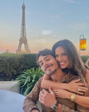 Mariana Rios Instagram - As vezes um simples olhar te traz certezas que o momento presente não consegue explicar.
Passa o tempo…
Passam pessoas…
Passa a vida! 
E quando você menos espera, os olhares se reencontram com tanta intensidade que se perdem…
Em risos, em troca, em todos os sentimentos que só o mergulho profundo entende.
A raridade dos verdadeiros encontros se dá pela primeira troca de olhar.
O que o coração sente, os olhos não mentem.

MR ❤️
