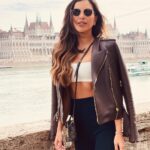 Mariana Rios Instagram - Toda viagem tem sua própria nuance em cores, sabores, culturas… E visitar lugares diferentes é uma das melhores formas de expandir sua consciência abrindo caminho para histórias que vieram do passado mas que ainda influenciam e nos transformam diariamente. A gente percebe que é apenas uma sementinha em meio a essa imensidão chamada mundo. Tanto quanto um grão de areia comparado a grandiosidade do universo. Mariana Rios Budapest