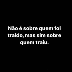 Mariana Rios Instagram - Não é sobre quem foi traído, mas sim sobre quem trai. 
Tudo que o outro recebe de nós, reverbera aquilo que realmente somos.
Trair alguém coloca em foco suas inseguranças e ausência de lealdade consigo mesmo.
É o vazio da alma jamais preenchida.
A traição na verdade, é a maior demonstração da falta de amor próprio ligada ao medo de ser enganado primeiro.
Engana-se quem pensa que traiu o outro quando na verdade traiu a si mesmo.
Nesse jogo de xadrez somos nós a peça principal.
Mas prefiro sempre pensar que ao elevar o nível do ego, nos perdemos dentro de nosso próprio delírio.
Na montanha russa da vida, uma hora se está em cima, ao mesmo tempo que num susto, em questão de segundos, você mesmo pode se lançar abaixo.
Cuide da sua consciência. 
Ela é responsável por fazer com que você suporte a convivência consigo mesmo ou não!

Mariana Rios