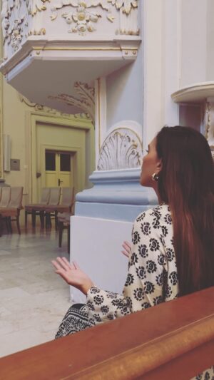 Mariana Rios Instagram - Esses últimos 20 dias desliguei de tudo! 
De telefone, trabalho, preocupações…
Mas existe uma coisa que nunca é desligada em mim:
A oração!
O pensamento sempre voltado às boas energias, a gratidão dentro do coração, os longos momentos de mentalização abrindo caminho para espiritualidade que me cobre de bençãos.
Posso estar feliz, triste, com os dias mais tranquilos ou atribulados.
Meu pensamento está voltado a Deus cada segundo do meu tempo!
Por isso não me canso de agradecer! 
Esse vídeo foi gravado por minha amiga.
Me senti a vontade pra cantar dentro de uma pequena igreja na Sicília.
Por mais momentos assim! 
❤️🙏🏼

Mariana Rios