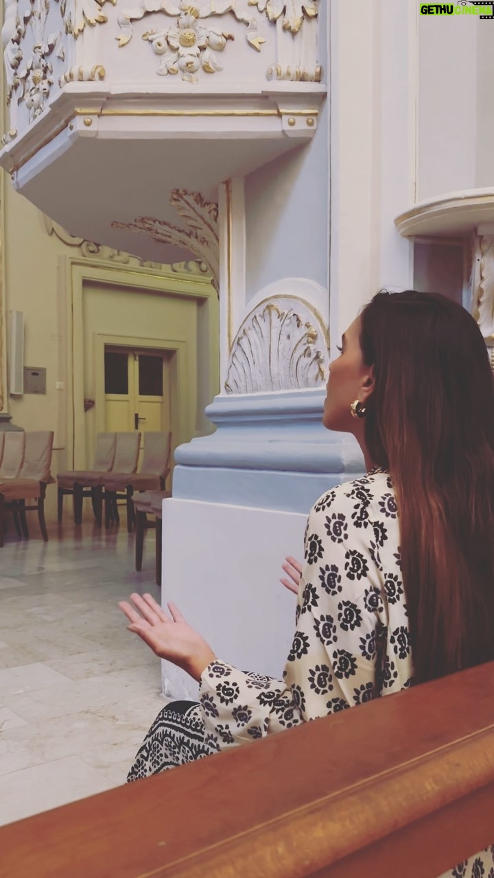 Mariana Rios - 0.9 Million Likes - Esses últimos 20 dias desliguei de tudo!
De telefone, trabalho, preocupações…
Mas existe uma coisa que nunca é desligada em mim:
A oração!
O pensamento sempre voltado às boas energias, a gratidão dentro do coração, os longos momentos de mentalização abrindo caminho para espiritualidade que me cobre de bençãos.
Posso estar feliz, triste, com os dias mais tranquilos ou atribulados.
Meu pensamento está voltado a Deus cada segundo do meu tempo!
Por isso não me canso de agradecer!
Esse vídeo foi gravado por minha amiga.
Me senti a vontade pra cantar dentro de uma pequena igreja na Sicília.
Por mais momentos assim!
❤️🙏🏼
Mariana Rios
