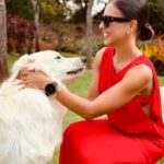 Mariana Rios Instagram - Me lave a alma. Alma leve, levitou. Recicla a energia de dentro pra fora. Alma leve nova. Nova em tudo que restou. Me leve e lave a hora que chegou. Reflita a luz da alma que de tão leve voou... Planou... Pairou. Mariana Rios ❤️✨