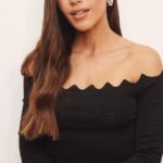 Mariana Rios Instagram - Em tempos de reality…. Você é seu pior inimigo. Quando entendemos que o outro não tem poder algum sobre nós, e que somente a mensagem que enviamos ao nosso cérebro se faz presente energeticamente no cenário ligado aos nossos sentimentos, tudo muda. Somos fruto daquilo que pensamos e desenvolvemos no universo que criamos . Não são os outros que te colocam em determinada posição, mas sim você mesmo. Ninguém te aprisiona. Só você tem a chave da gaiola onde se encontra. Estamos exatamente no lugar onde nos colocamos diariamente. Nesse jogo de xadrez somos nós a peça principal. Mas prefiro sempre pensar que ao elevar o nível do ego, nos perdemos dentro de nosso próprio delírio. Não se esqueça de quem é, porém jamais se coloque em estado de superioridade. Na montanha russa da vida, uma hora se está em cima, ao mesmo tempo que num susto, em questão de segundos, você mesmo pode se lançar abaixo. Mariana Rios