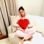 Mariana Rios Instagram - Ao fechar um ciclo, imediatamente começamos um outro. As vezes ficamos tão apegados as nuvens que se formam no céu, que esquecemos de abrir a janela do avião depois da decolagem. Lá no alto, é que observamos o lindo tapete de algodão visto de cima, o céu mais azul do que nunca, o sol irradiando sua beleza. Assim também é a vida! Às vezes transformamos um problema em um céu cheio de nuvens, não enxergando o que está por vir. A plenitude só é sentida por aqueles que não tem medo de alçar voos mais altos, de enfrentar os desafios com a mesma força que a decolagem de um avião exige. Não se contente em olhar somente para um palmo acima do seu eixo. Olhe além! Melhor do que ter medo, é confiar na beleza do desconhecido! Mariana Rios São Paulo, Brazil