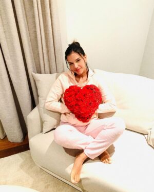 Mariana Rios Instagram - Ao fechar um ciclo, imediatamente começamos um outro.
As vezes ficamos tão apegados as nuvens que se formam no céu, que esquecemos de abrir a janela do avião depois da decolagem.
Lá no alto, é que observamos o lindo tapete de algodão visto de cima, o céu mais azul do que nunca, o sol irradiando sua beleza.
Assim também é a vida!
Às vezes transformamos um problema em um céu cheio de nuvens, não enxergando o que está por vir.
A plenitude só é sentida por aqueles que não tem medo de alçar voos mais altos, de enfrentar os desafios com a mesma força que a decolagem de um avião exige.
Não se contente em olhar somente para um palmo acima do seu eixo. Olhe além! Melhor do que ter medo, é confiar na beleza do desconhecido!

Mariana Rios