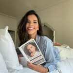 Mariana Rios Instagram - Ao fechar um ciclo, imediatamente começamos um outro. As vezes ficamos tão apegados as nuvens que se formam no céu, que esquecemos de abrir a janela do avião depois da decolagem. Lá no alto, é que observamos o lindo tapete de algodão visto de cima, o céu mais azul do que nunca, o sol irradiando sua beleza. Assim também é a vida! Às vezes transformamos um problema em um céu cheio de nuvens, não enxergando o que está por vir. A plenitude só é sentida por aqueles que não tem medo de alçar voos mais altos, de enfrentar os desafios com a mesma força que a decolagem de um avião exige. Não se contente em olhar somente para um palmo acima do seu eixo. Olhe além! Melhor do que ter medo, é confiar na beleza do desconhecido! Mariana Rios São Paulo, Brazil