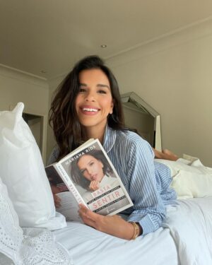 Mariana Rios Instagram - Ao fechar um ciclo, imediatamente começamos um outro.
As vezes ficamos tão apegados as nuvens que se formam no céu, que esquecemos de abrir a janela do avião depois da decolagem.
Lá no alto, é que observamos o lindo tapete de algodão visto de cima, o céu mais azul do que nunca, o sol irradiando sua beleza.
Assim também é a vida!
Às vezes transformamos um problema em um céu cheio de nuvens, não enxergando o que está por vir.
A plenitude só é sentida por aqueles que não tem medo de alçar voos mais altos, de enfrentar os desafios com a mesma força que a decolagem de um avião exige.
Não se contente em olhar somente para um palmo acima do seu eixo. Olhe além! Melhor do que ter medo, é confiar na beleza do desconhecido!

Mariana Rios