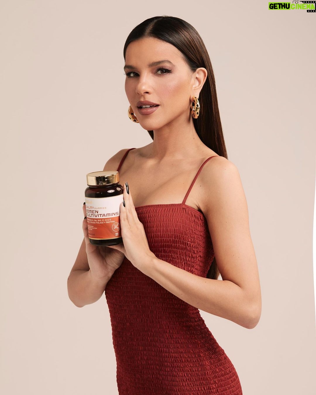 Mariana Rios Instagram - Nesse mês de Outubro Rosa, lembramos da importância do autocuidado feminino.
Cuidar de nossa saúde e bem-estar é um gesto de amor próprio, é reconhecer que merecemos o melhor. O Goalmy Women Mult - Tangerine da TrustFuel é meu aliado nessa jornada, um gummy que contribui para a manutenção da beleza e da saúde da pele. Com vitaminas essenciais como a Vitamina A, que auxilia na visão e na imunidade, a Vitamina B6, que apoia o metabolismo energético, a Biotina, que cuida do cabelo e da pele, e a Vitamina B12, que auxilia na divisão celular. Além disso, ele é uma fonte de cromo, que ajuda no metabolismo de proteínas e gorduras. Sem açúcares, sem glúten e sem lactose, porque merecemos o melhor. O autocuidado é um ato de amor e respeito por nós mesmas. Cuide de você, cuide com TrustFuel. @trustfuelhealthnutrition #publi