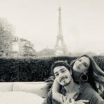 Mariana Rios Instagram - As vezes um simples olhar te traz certezas que o momento presente não consegue explicar. Passa o tempo… Passam pessoas… Passa a vida! E quando você menos espera, os olhares se reencontram com tanta intensidade que se perdem… Em risos, em troca, em todos os sentimentos que só o mergulho profundo entende. A raridade dos verdadeiros encontros se dá pela primeira troca de olhar. O que o coração sente, os olhos não mentem. MR ❤️