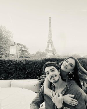 Mariana Rios Instagram - As vezes um simples olhar te traz certezas que o momento presente não consegue explicar.
Passa o tempo…
Passam pessoas…
Passa a vida! 
E quando você menos espera, os olhares se reencontram com tanta intensidade que se perdem…
Em risos, em troca, em todos os sentimentos que só o mergulho profundo entende.
A raridade dos verdadeiros encontros se dá pela primeira troca de olhar.
O que o coração sente, os olhos não mentem.

MR ❤️