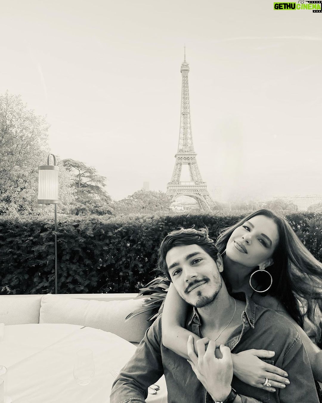 Mariana Rios - 383.5K Likes - As vezes um simples olhar te traz certezas que o momento presente não consegue explicar.
Passa o tempo…
Passam pessoas…
Passa a vida!
E quando você menos espera, os olhares se reencontram com tanta intensidade que se perdem…
Em risos, em troca, em todos os sentimentos que só o mergulho profundo entende.
A raridade dos verdadeiros encontros se dá pela primeira troca de olhar.
O que o coração sente, os olhos não mentem.
MR ❤️